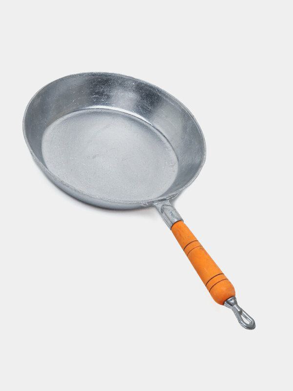 Маленькая сковородка с деревянной ручкой