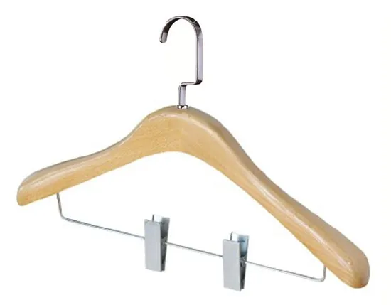 Деревянная вешалка с прищепками